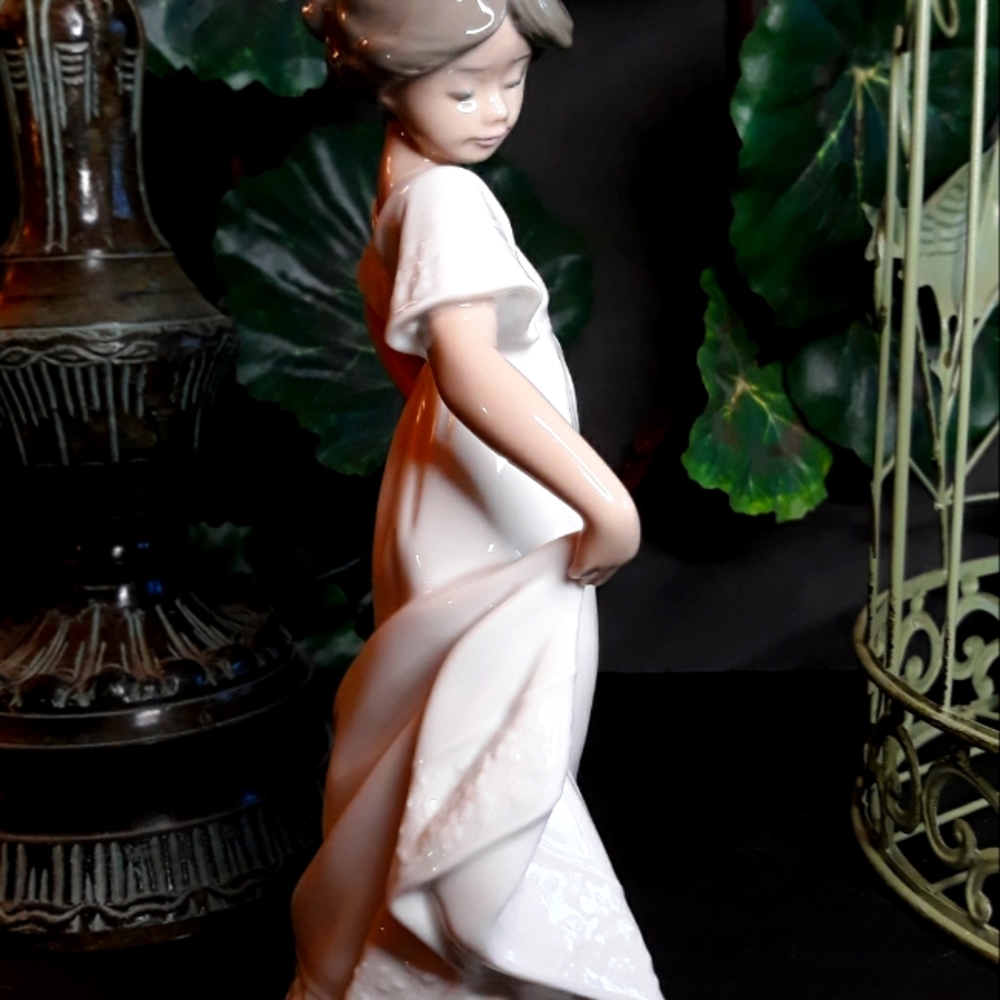 Glossy NAO Lladro figurine #1110 titled, How Pretty